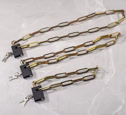 La sécurité est renforcée par la chaîne de cadenas de vélo